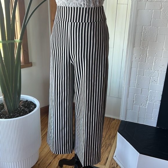 EXPRESS Black and White Striped Cullotes High Rise Pants, Size 0 - Picture 4 of 10